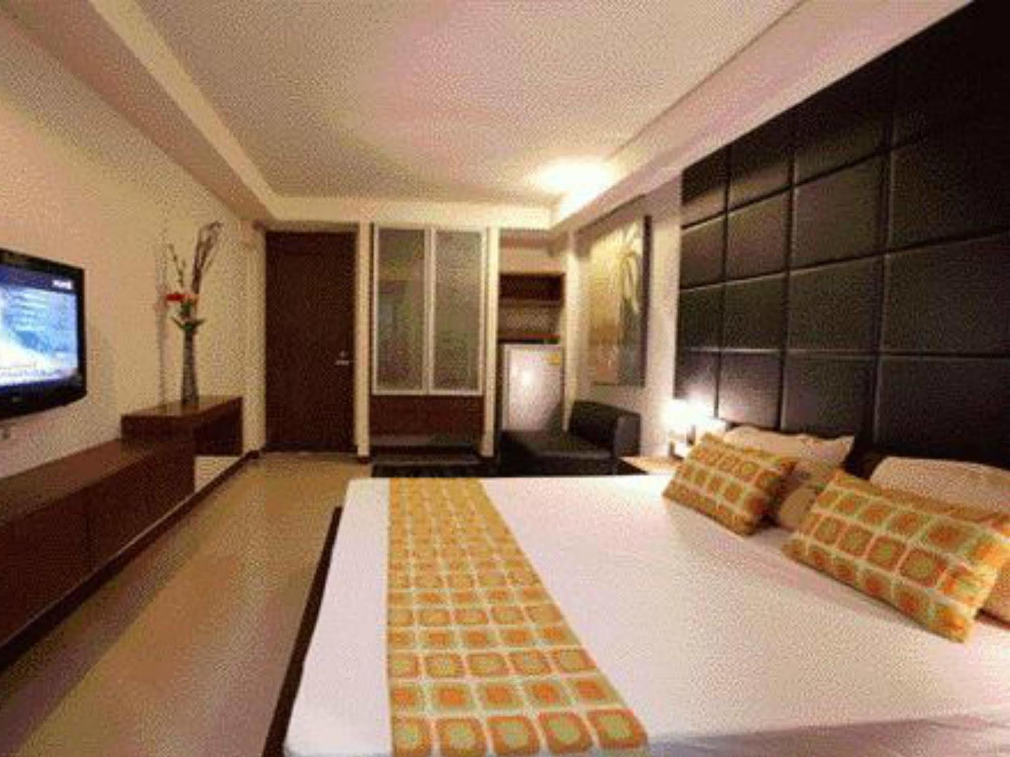 Collection O The Bangkok Cha Cha Suite Екстер'єр фото